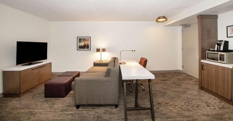 One-Bedroom King Suite with Bathtub - Mobility Access image 3