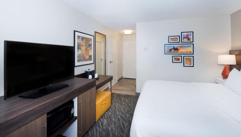 King Room with King Bed - Non-Smoking image 4
