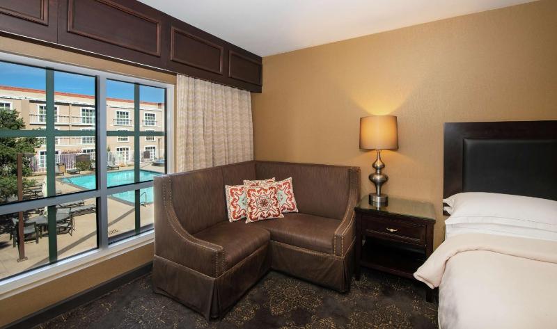 Premium King Room - Pool View image 4