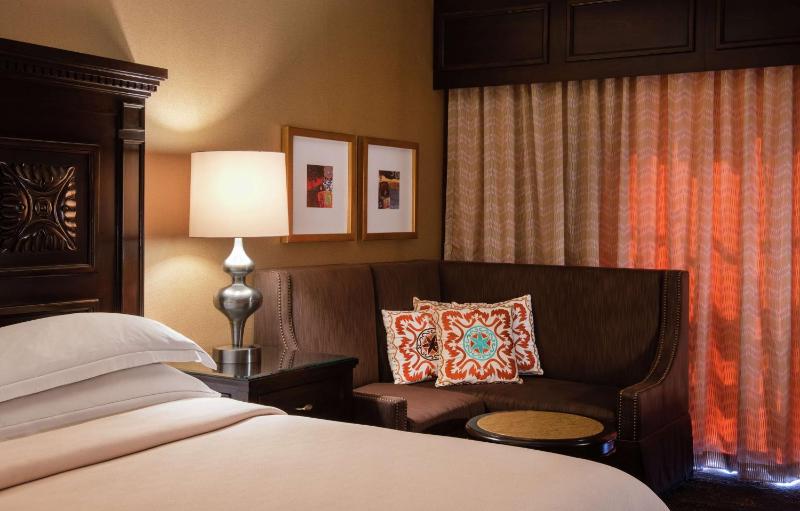 Deluxe King Room image 4