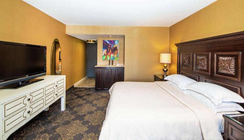 Deluxe King Room with Pool View image 3
