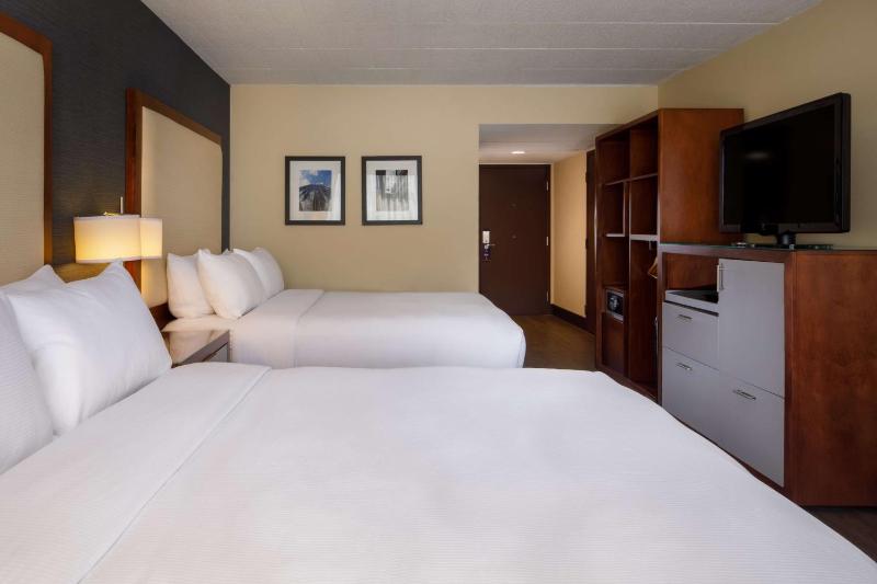 Queen Room with Two Queen Beds image 4