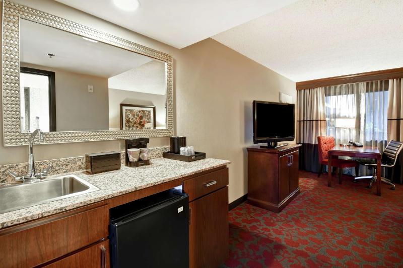 Suite with Two Double Beds - Non-Smoking image 4