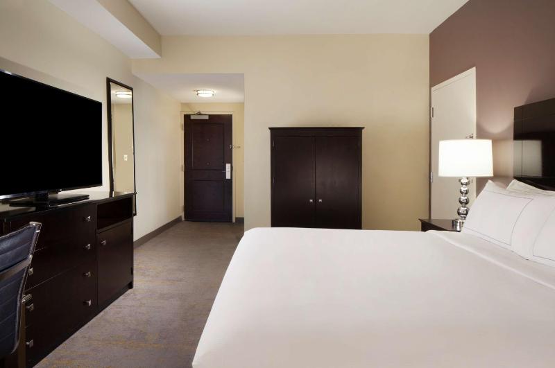 King Room with Mobility Accessible Tub image 3