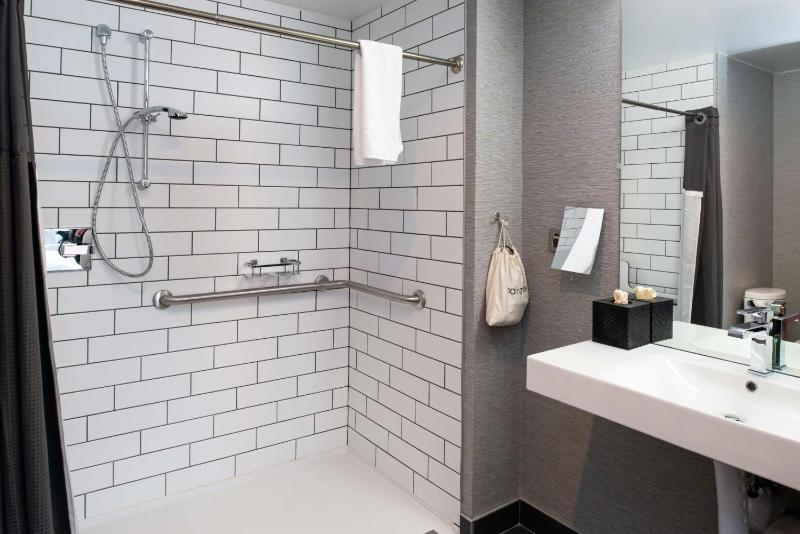 Deluxe King Room with Roll-In Shower - Mobility Accessible image 2