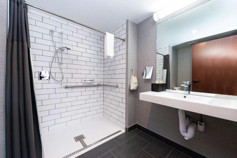 Queen Room with Roll-in Shower - Mobility Accessible image 3