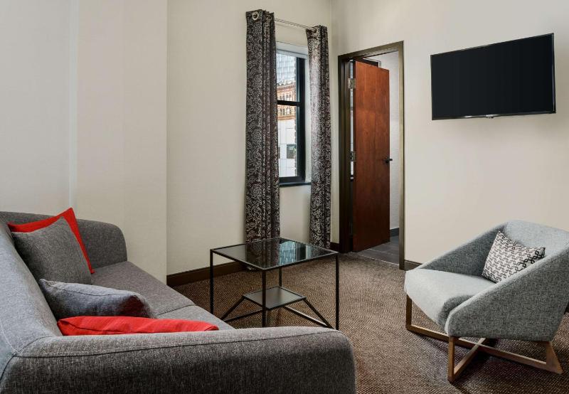 Junior King Suite with Seating Area image 4