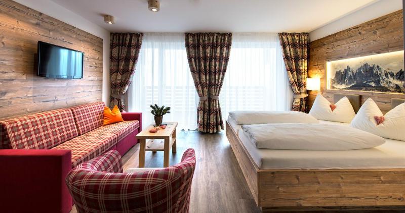 Double Room with Balcony image 3