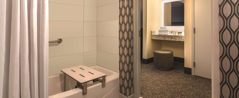 King Room Accessible Tub - Mobility Access/Non-Smoking image 2