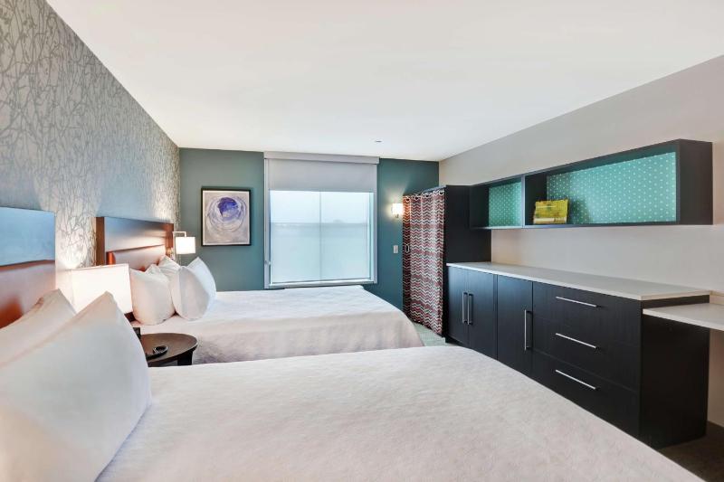 Queen Studio with Two Queen Beds - Non-Smoking image 3