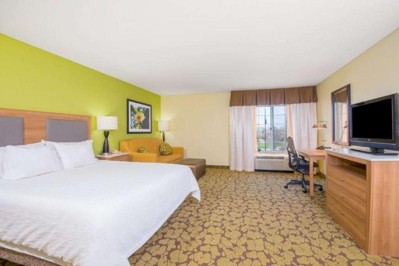 King Room with Sofa Bed image 3
