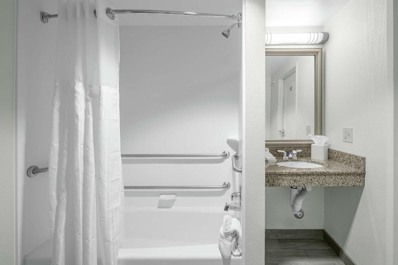 King Room with Bath Tub - Mobility Access image 2