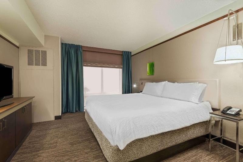 Junior King Suite with Sofa Bed image 4