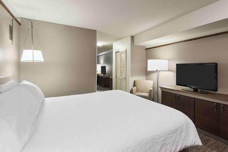 Junior King Suite with Sofa Bed image 3