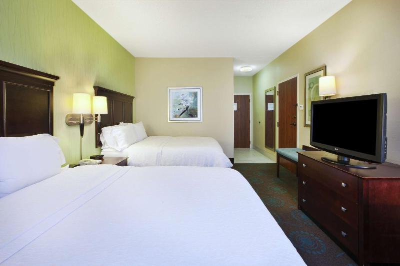 Queen Room with Two Queen Beds - Non-Smoking image 4