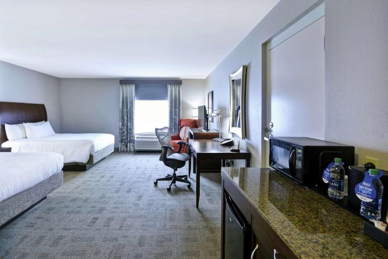 Queen Room with Two Queen Beds - Mobility Access image 3