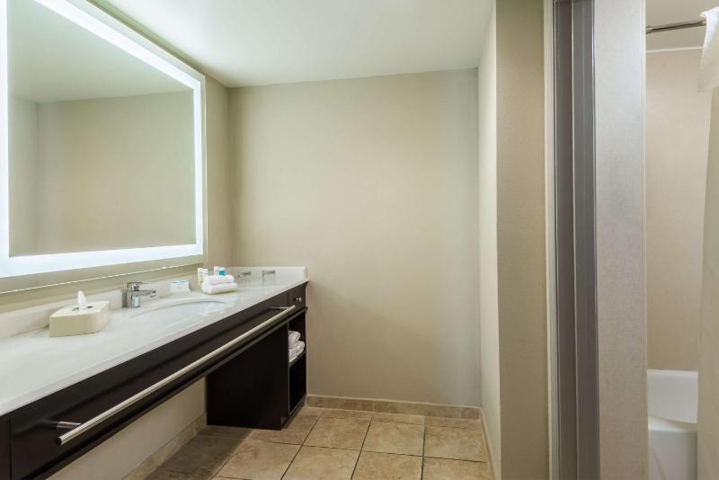 Two Bedroom Suite with One King and Two Queen Beds - Non-Smoking image 2