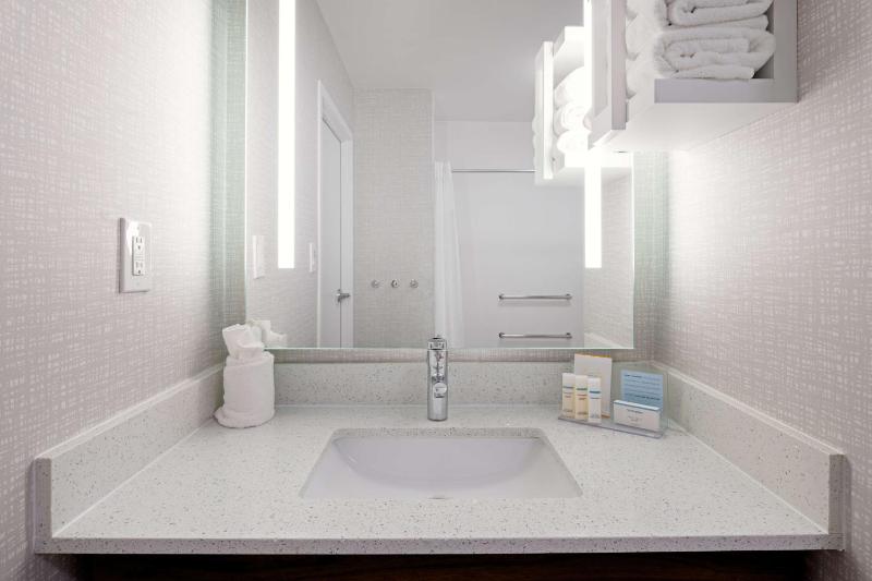 King Room - Mobility Access/Non-Smoking image 3