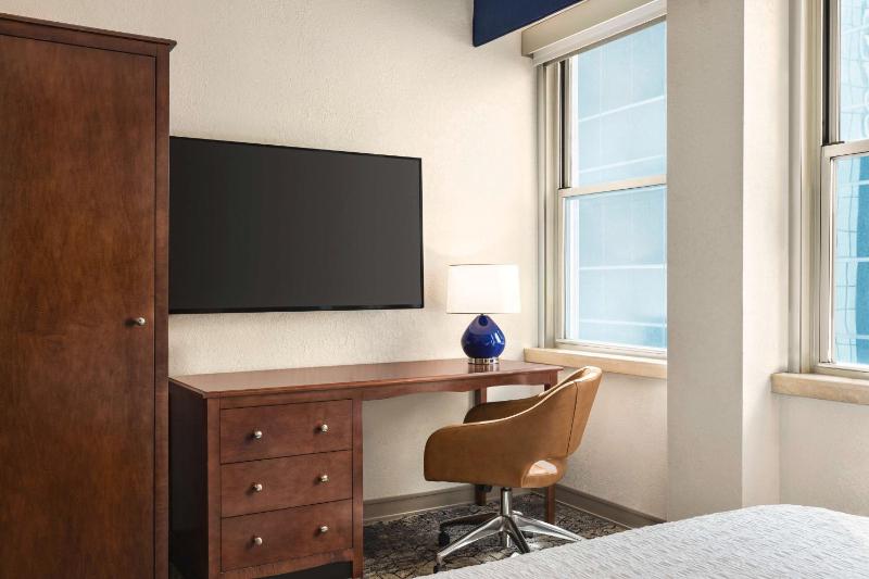 Queen Room image 3