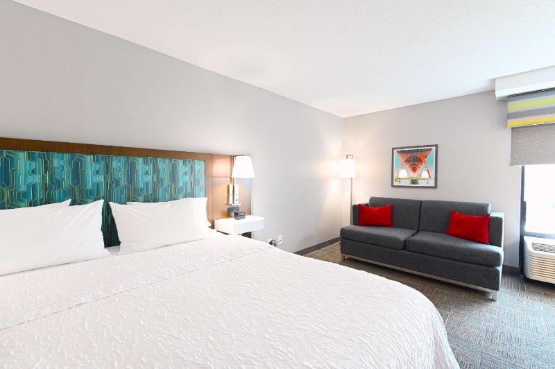 King Room with Sofa Bed - Non-Smoking image 1