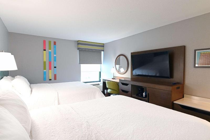 Queen Room with Two Queen Beds - Hearing Access/Non-Smoking image 3