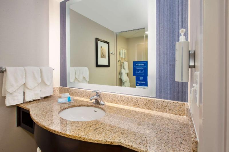 King Room with Oceanfront View image 2