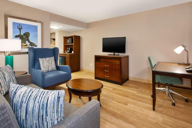 One-Bedroom King Suite - Oceanfront image 3