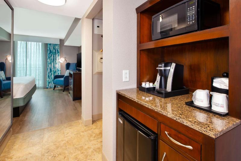 One-Bedroom King Suite - Oceanfront image 4