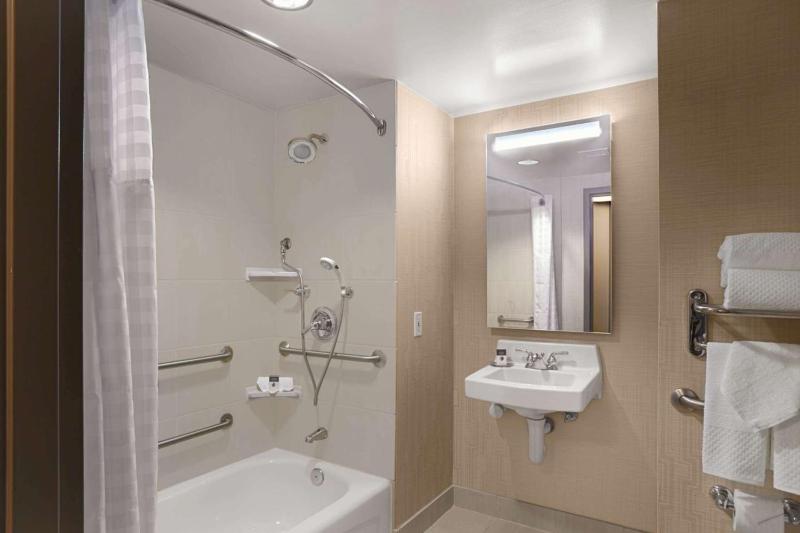 King Room with Bath Tub - Mobility and Hearing Accessible/Non-Smoking image 2