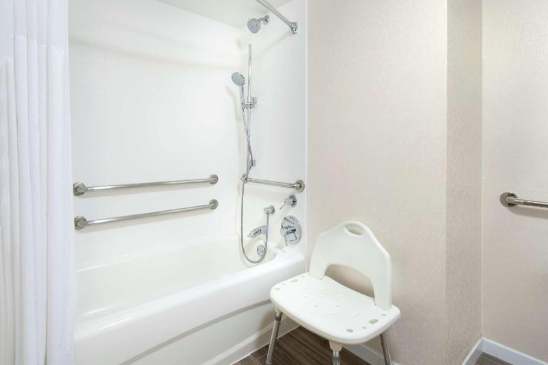 Queen Room with Two Queen Beds - Mobility Access/Non-Smoking image 2