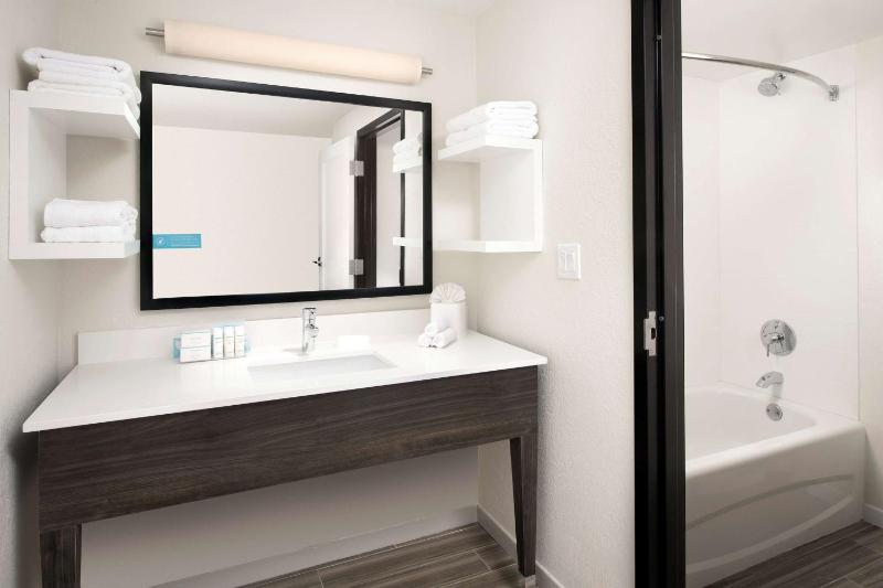 One-Bedroom King Suite with Balcony - Non-Smoking image 2
