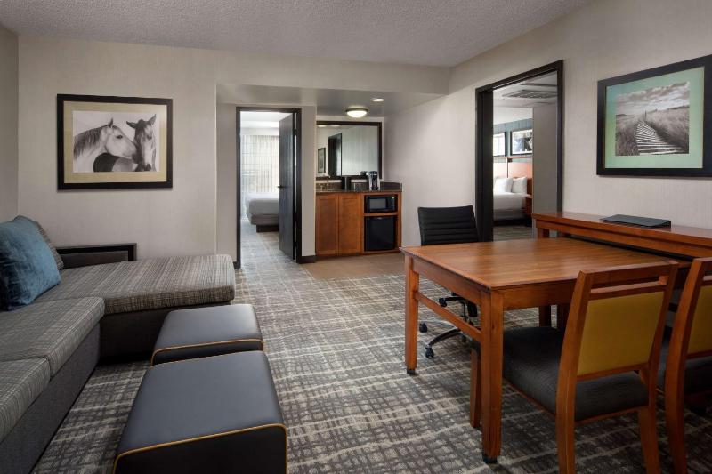 Two Bedroom Suite with King Bed and Queen Bed image 4