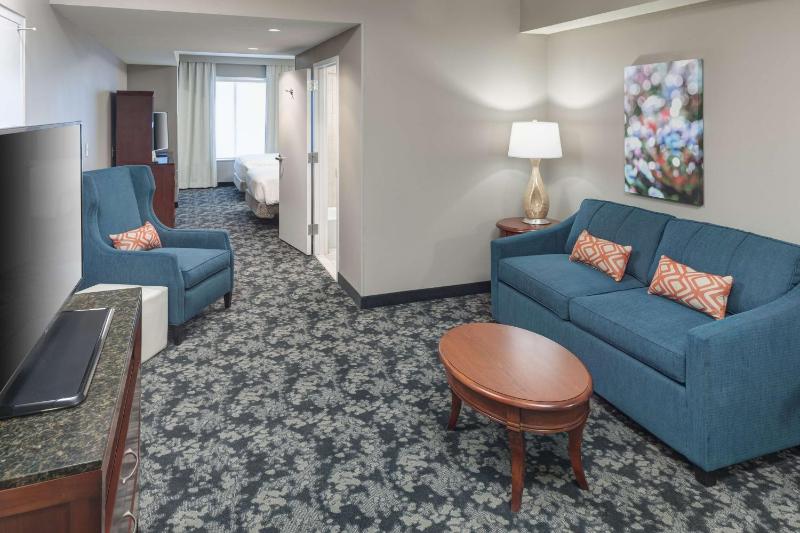 One-Bedroom Queen Suite with Two Queen Beds image 3