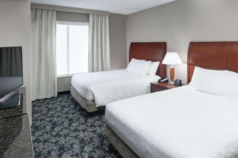 One-Bedroom Queen Suite with Two Queen Beds image 4