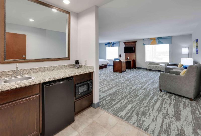 Queen Room with Two Queen Beds - Mobility and Hearing Access/Non-Smoking image 2