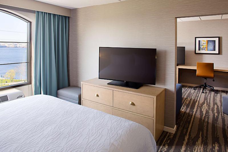 One-Bedroom King Suite with Harbour View image 2