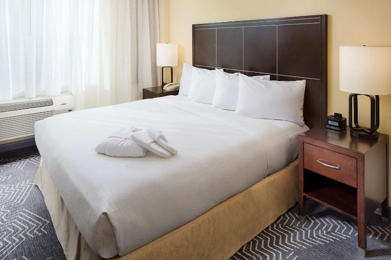 One-Bedroom King Suite with Sofa Bed image 3
