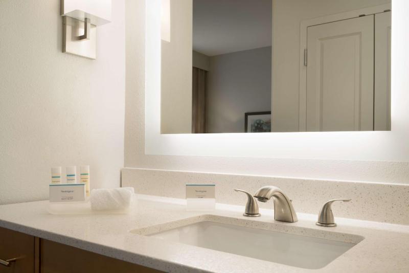 One-Bedroom Queen Suite with Two Queen Beds - Non-Smoking image 3