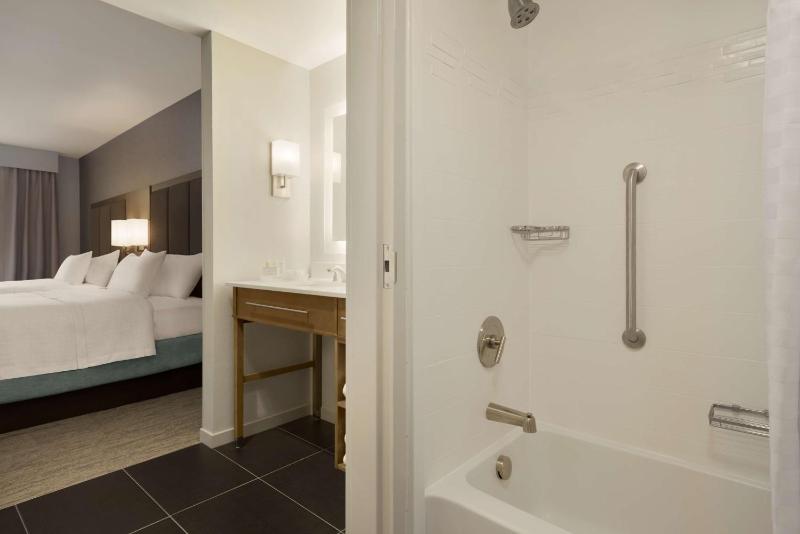 One-Bedroom Queen Suite with Two Queen Beds - Non-Smoking image 2