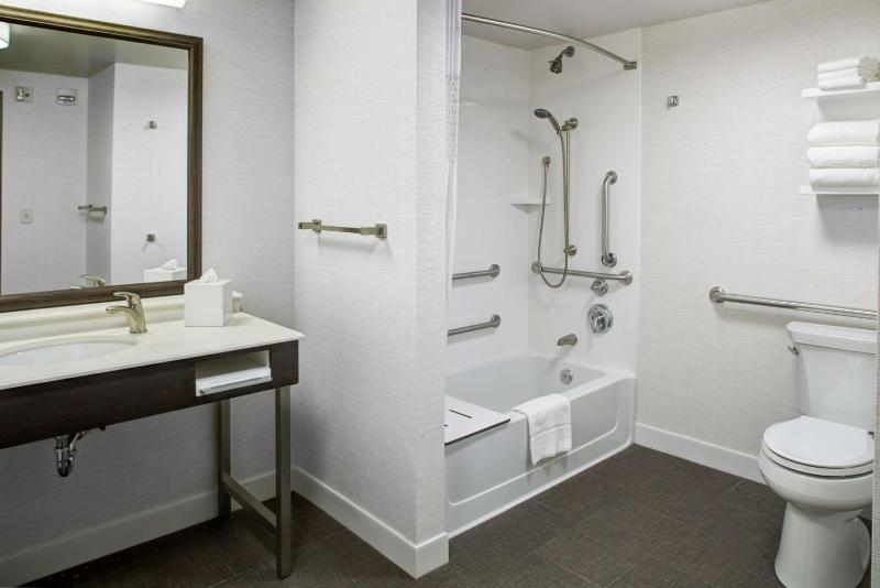 King Room with Accessible Tub - Mobility and Hearing Access/Non-Smoking image 2