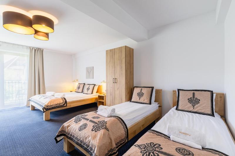 Quadruple Room with Mountain View image 3