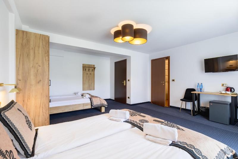 Quadruple Room with Mountain View image 4