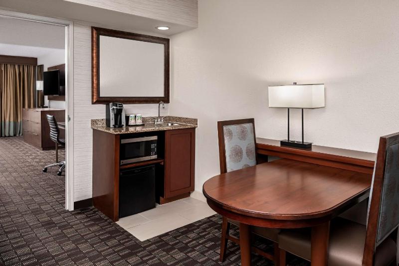 Premium King Suite - Non-Smoking image 4