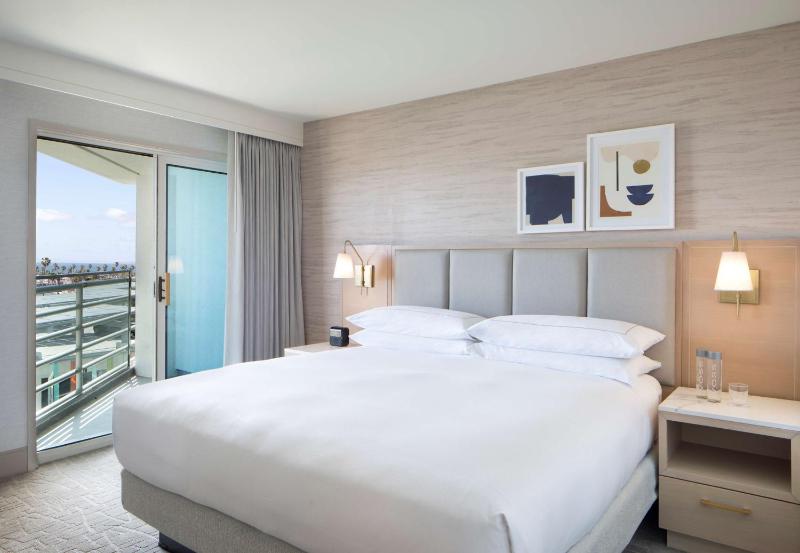 King Suite with Balcony image 4