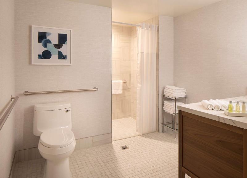 One-Bedroom King Suite - Mobility Accessible image 3