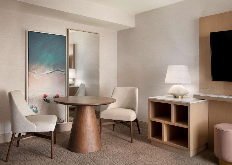 King Suite with Balcony image 4