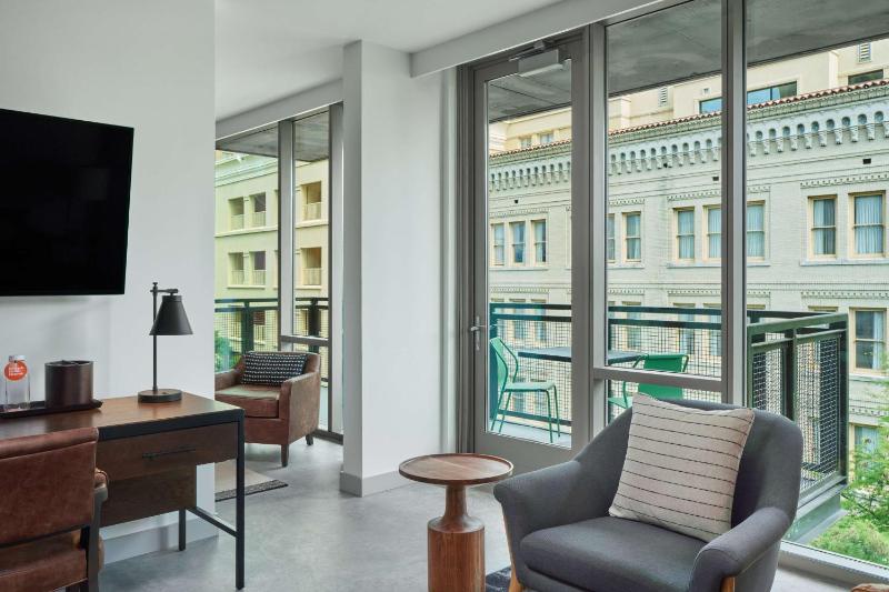 King Suite with Balcony and River View image 3