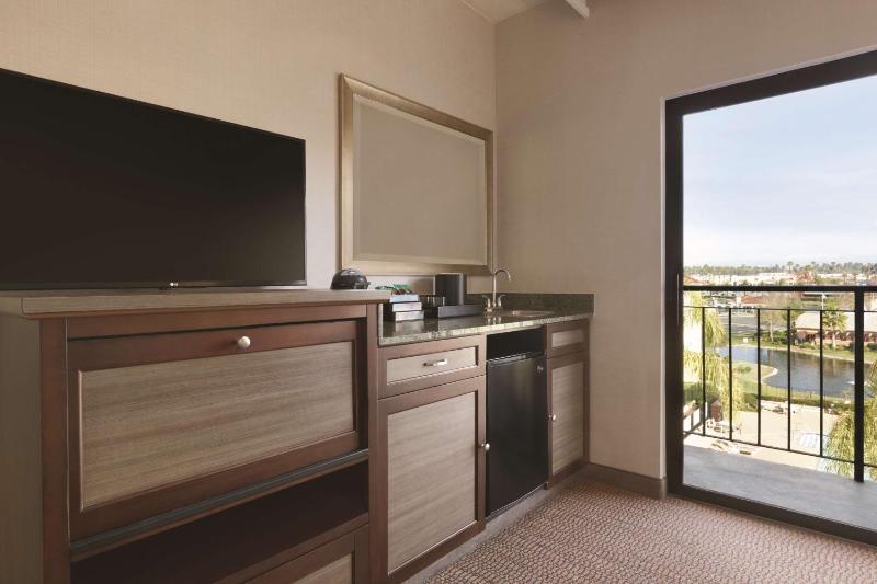 King Suite with Pool View - Non-Smoking image 4