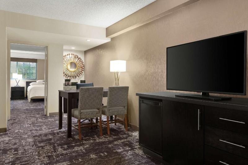 Queen Suite with Two Queen Beds - Mobility and Hearing Access image 4