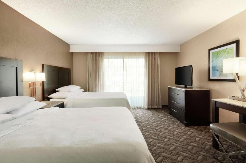 Queen Suite with Two Queen Beds image 4